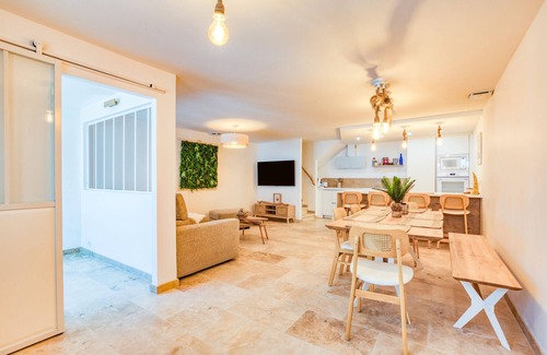 Aigues-Mortes Medieval City House | Villa in the heart of the Citadel with terrace, parking, Wi-Fi and air conditioning