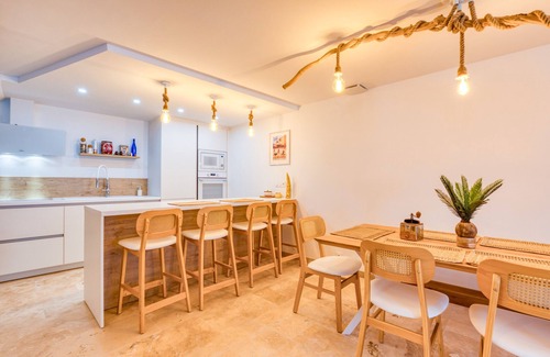 Aigues-Mortes Medieval City House | Villa in the heart of the Citadel with terrace, parking, Wi-Fi and air conditioning