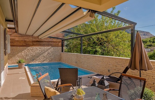 Zrnovnica Villa | Villa in Žrnovnica with Heated Saltwater Pool