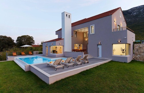 Tucepi Villa | Villa in Župa with Infinity Pool & Biokovo Views