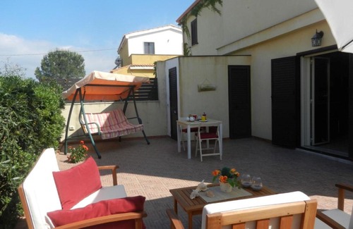 Noto Marina House | Villa Ines - Alloggio incantevole con patio