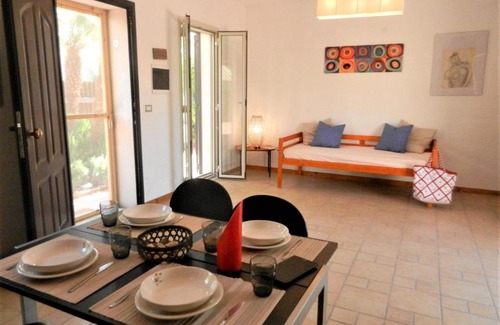 Noto Marina House | Villa Ines - Alloggio incantevole con patio