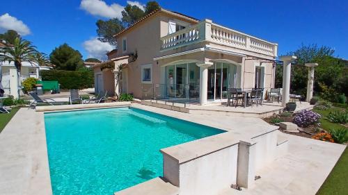 Boulouris-sur-Mer Villa | Villa Iris, climatisée avec 4 chambres et piscine à Boulouris sur Mer