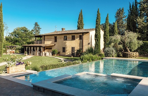 San Gimignano Villa | VILLA IRIS LUXURY SAN GIMIGNANO, 6 EN SUITE ROOMS, SWIMMING POOL, SPA, SAUNA.