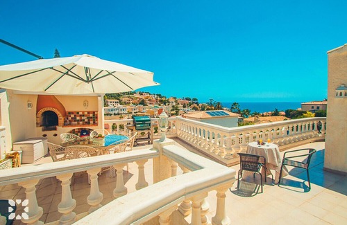 La Canuta Villa | Villa ISABEL by Abahana Villas