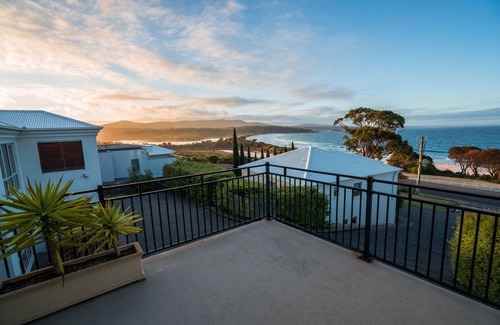 Binalong Bay House | Villa Jasper - Spacious villa style accommodation with panoramic views