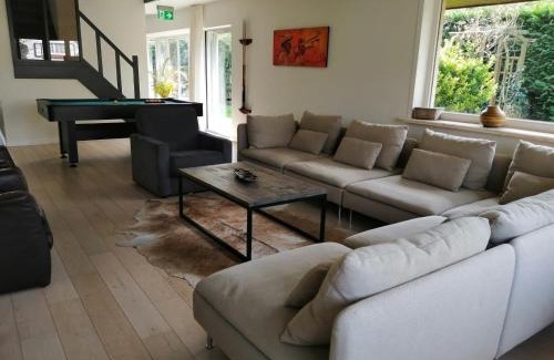 Witte Burg House | Villa Josiane