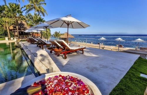 Petitenget Villa | Villa Jukung Absolute Beachfront .private Access to the sea