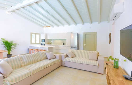 Petaleia Villa | Villa Jupeter: Brand new, private pool, walk to sea, WiFi, A/C