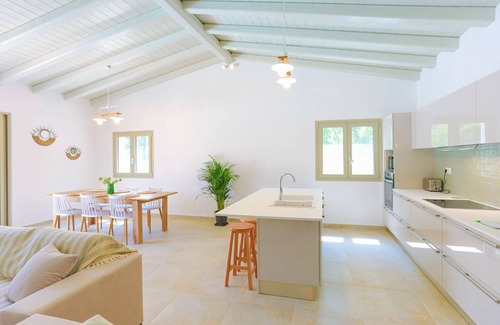 Petaleia Villa | Villa Jupeter: Brand new, private pool, walk to sea, WiFi, A/C