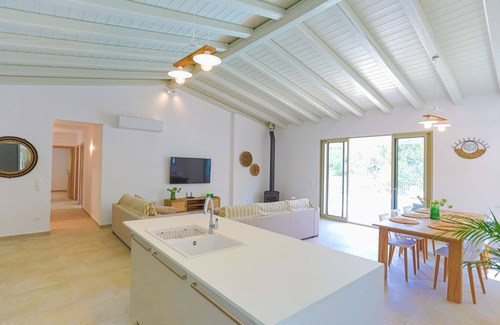 Petaleia Villa | Villa Jupeter: Brand new, private pool, walk to sea, WiFi, A/C
