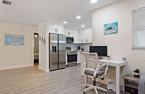 South Pinellas Community Council Cottage | Villa Kailāsa-Pool, 6 min drive to the Beach!