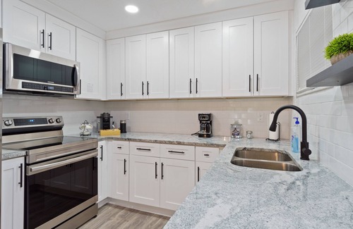 South Pinellas Community Council Cottage | Villa Kailāsa-Pool, 6 min drive to the Beach!