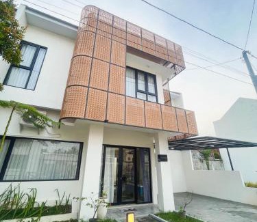 Sewon Villa | Villa Kamar Tamu Maleha