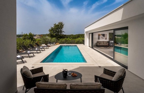 Mugeba Villa | Villa Karbula