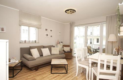 Gohren Apartment | Villa Karola Ferienwohnung Nr 10 mit Schwimmbad und Saunanutzung im AHOI-Erlebnisbad Sellin