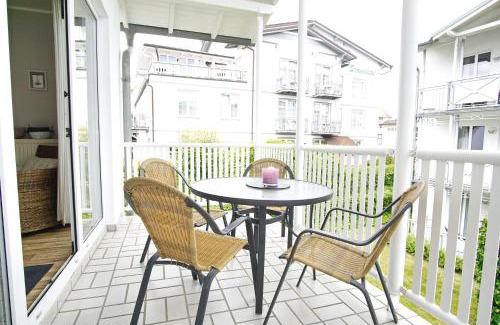 Gohren Apartment | Villa Karola Ferienwohnung Nr 10 mit Schwimmbad und Saunanutzung im AHOI-Erlebnisbad Sellin