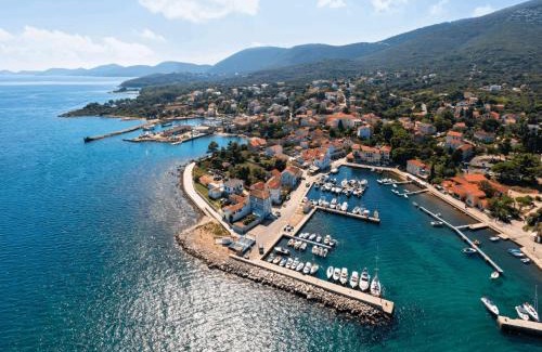 Nerezine House | Villa Karolina Großes Ferienhaus Meerblick 2000qm Garten Familien Gruppen Insel Lošinj
