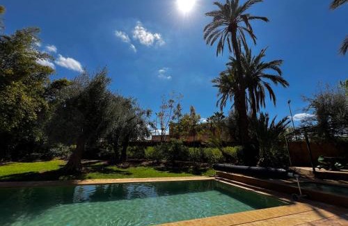 Annakhil Villa | Villa kasbah de luxe, piscine et jacuzzi chauffés, jardin tropical