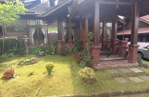 Cipanas Villa | Villa Kayu Green Apple Cipanas