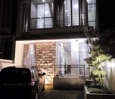 Oro Oro Ombo Villa | Villa Keluarga Batu