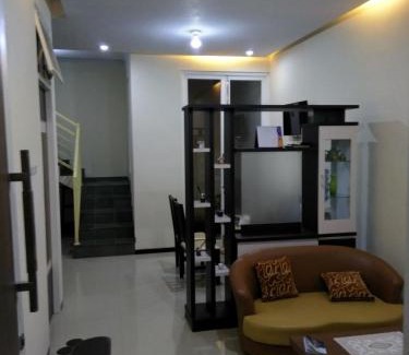 Oro Oro Ombo Villa | Villa Keluarga Batu