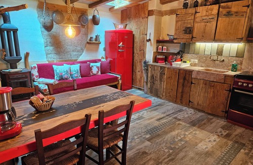 Pitsidia House | Villa Kokkino Skufitza,charming holiday home made of clay, pool, private garden