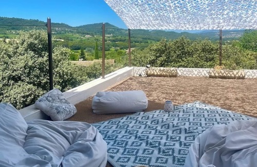 Blauvac Villa | Villa 'Là Où Le Ciel Est Né' with Mountain View, Wi-Fi and Air Conditioning
