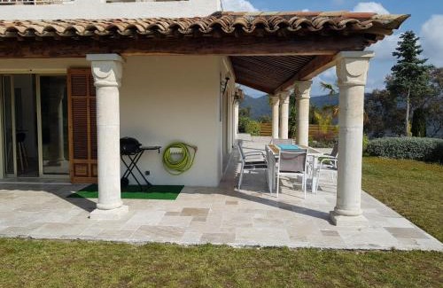 St. Jean de l’Esterel House | VILLA L'ESTEREL AVEC PISCINE VUE MER -MANDELIEU 06210- 6 Pers