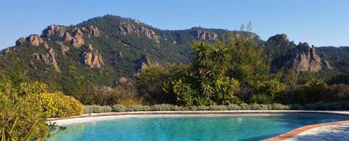 St. Jean de l’Esterel House | VILLA L'ESTEREL AVEC PISCINE VUE MER -MANDELIEU 06210- 6 Pers