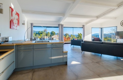 Les Adrets-de-l'Esterel Villa | Villa 'Luxe Vue Mer Baie De Cannes' with Sea View, Wi-Fi and Air Conditioning