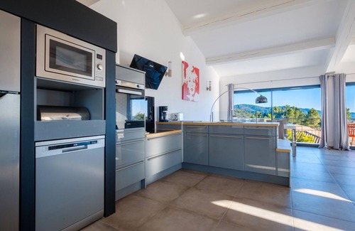 Les Adrets-de-l'Esterel Villa | Villa 'Luxe Vue Mer Baie De Cannes' with Sea View, Wi-Fi and Air Conditioning