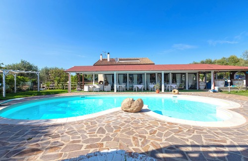 Sorso Villa | Villa 'La Casitta Di L' Abbiu' with Shared Pool, Wi-Fi and Air Conditioning