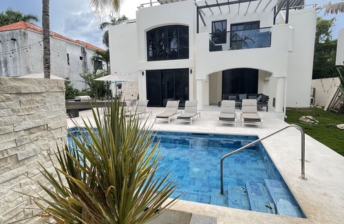 Playacar Fase I Villa | VILLA LA PERLA BLANCA spacious 4 Bedroom/4 baths/beautiful pool/roof sunbed.