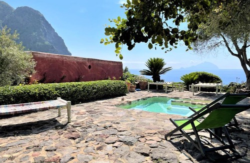 Pollara Villa | Villa La Vigna - Nella baia di Pollara, incantevole con piscina