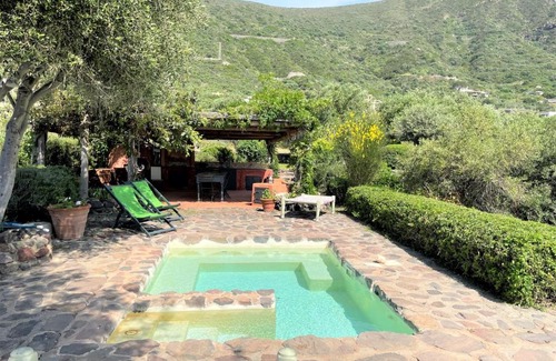 Pollara Villa | Villa La Vigna - Nella baia di Pollara, incantevole con piscina