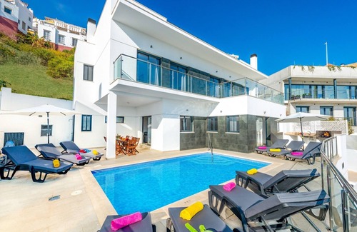 Urbanizacion Ladera del Mar Villa | Villa Ladera Sol by Villa Plus