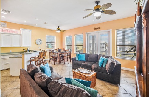 Port Aransas House | Villa Laguna! Pet Friendly! STEPS to the Pool & Boardwalk to Beach