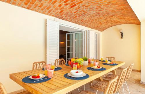 Areias de Sao Joao Villa | Villa Las Palmas by Algarve Vacation