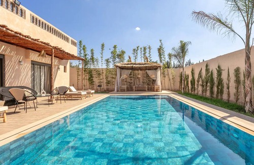 El Aggada Villa | Villa Leila: Modern Oasis of Relaxation with Heated Pool and Landscaped Garden