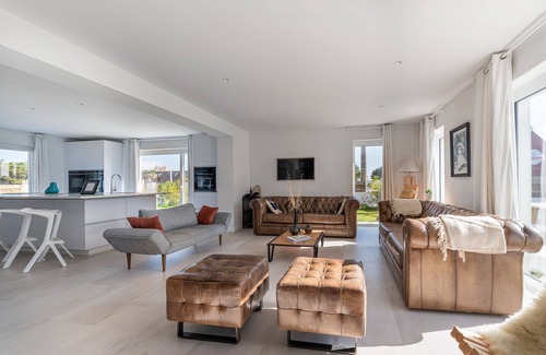 Saint-Pierre-Quiberon Villa | Villa "Les Palissades" with Outdoor Pool and Sauna