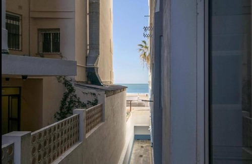 Cadiz Apartment | Villa Lola next to Playa Victoria.