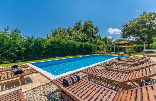 Gradisce House | Villa Lord House, a fenced garden & pool Villa, ideal for groups