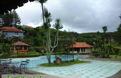 Cipanas Villa | Villa Lot 5 Lake View for 30 pax