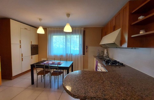 Poggio dei Pini House | Villa Luigi: Alloggi Indipendenti in Villa con Parcheggio e Giardino