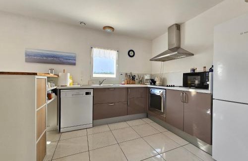 La Faute-sur-Mer House | Villa lumineuse et confortable, à 600m de la plage, proche commerces, jardin et WiFi inclus - FR-1-476-26