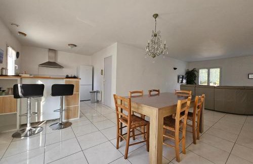 La Faute-sur-Mer House | Villa lumineuse et confortable, à 600m de la plage, proche commerces, jardin et WiFi inclus - FR-1-476-26