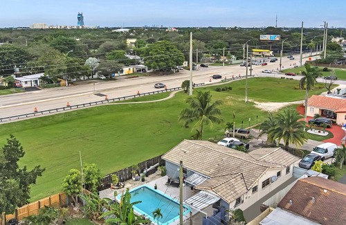 Driftwood Villa | VILLA LUNA- Heated pool 5 minutes to hard rock casino