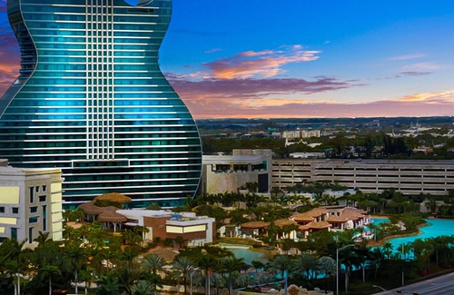 Driftwood Villa | VILLA LUNA- Heated pool 5 minutes to hard rock casino