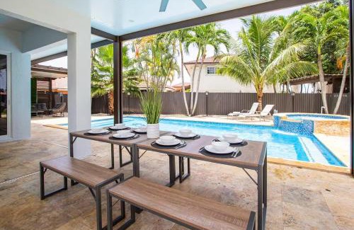 Tamiami Villa | Villa Luxe 5BR Pool & Jacuzzi Fire Pit Piano